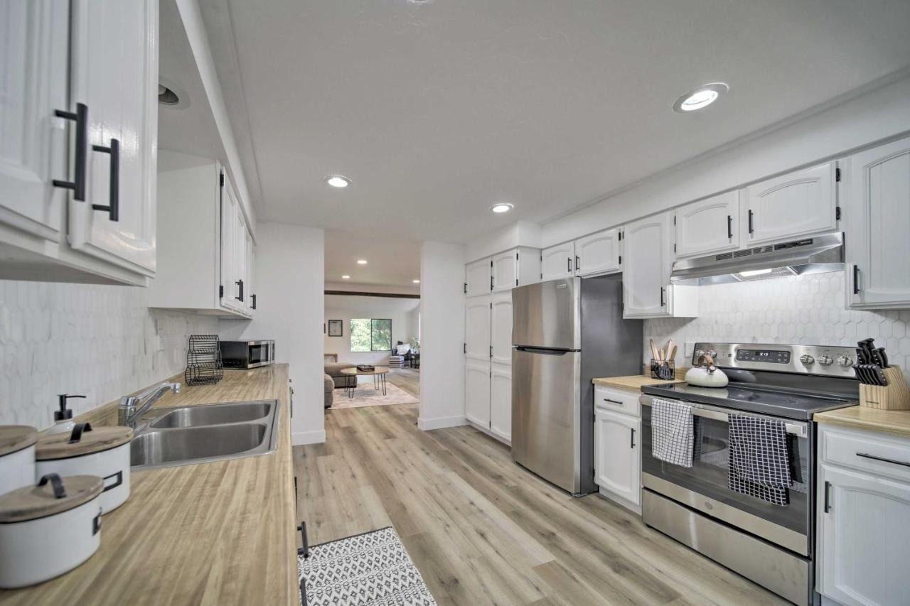 Bright And Airy Liberty Lake Abode With Backyard! Exterior photo